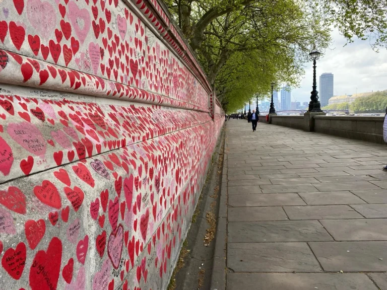 Photo d'une promenade en bord de cours d'eau avec un mur plein de cœur dessiné et écrit