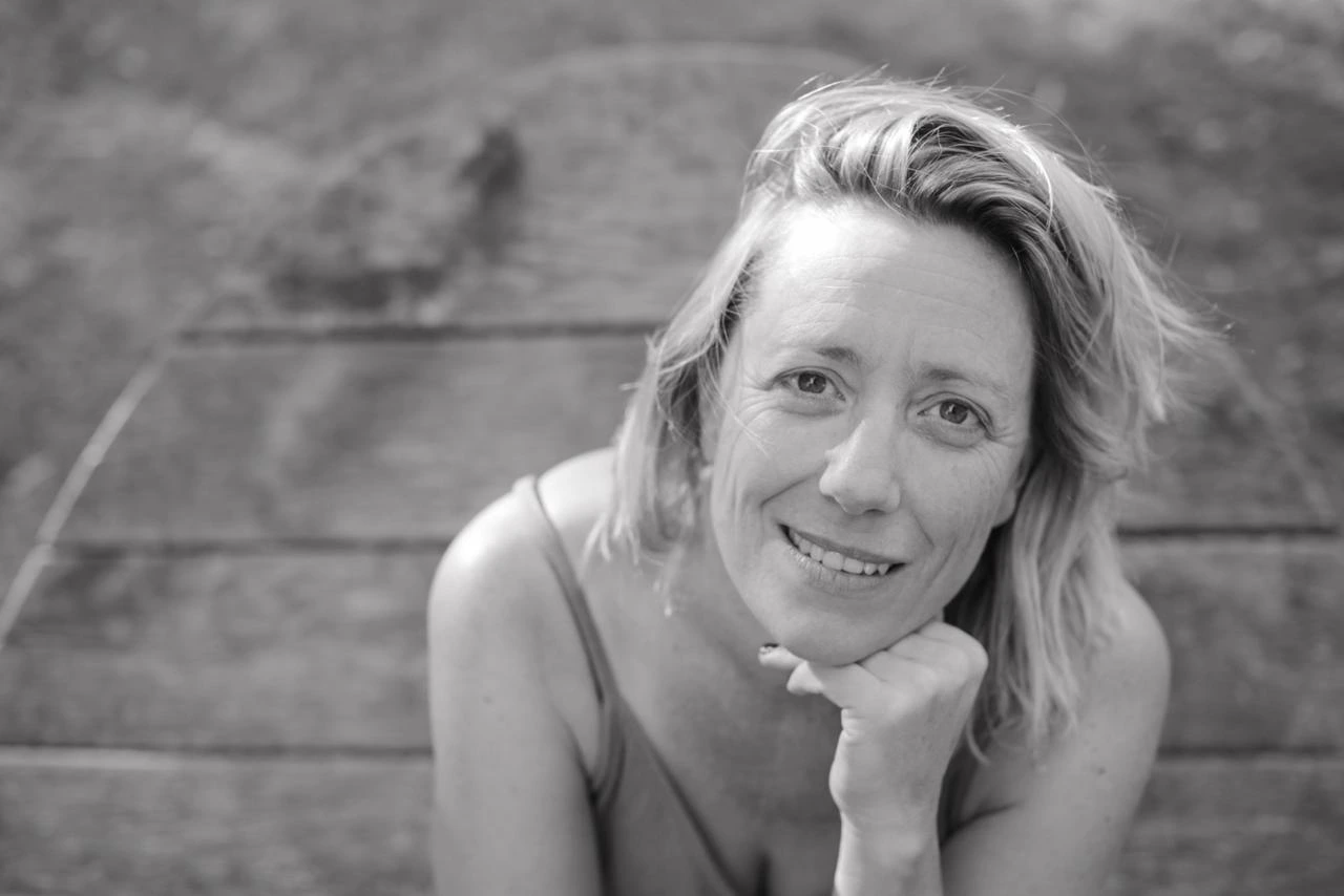 Photo Adeline noir et blanc avec le visage posé sur sa main