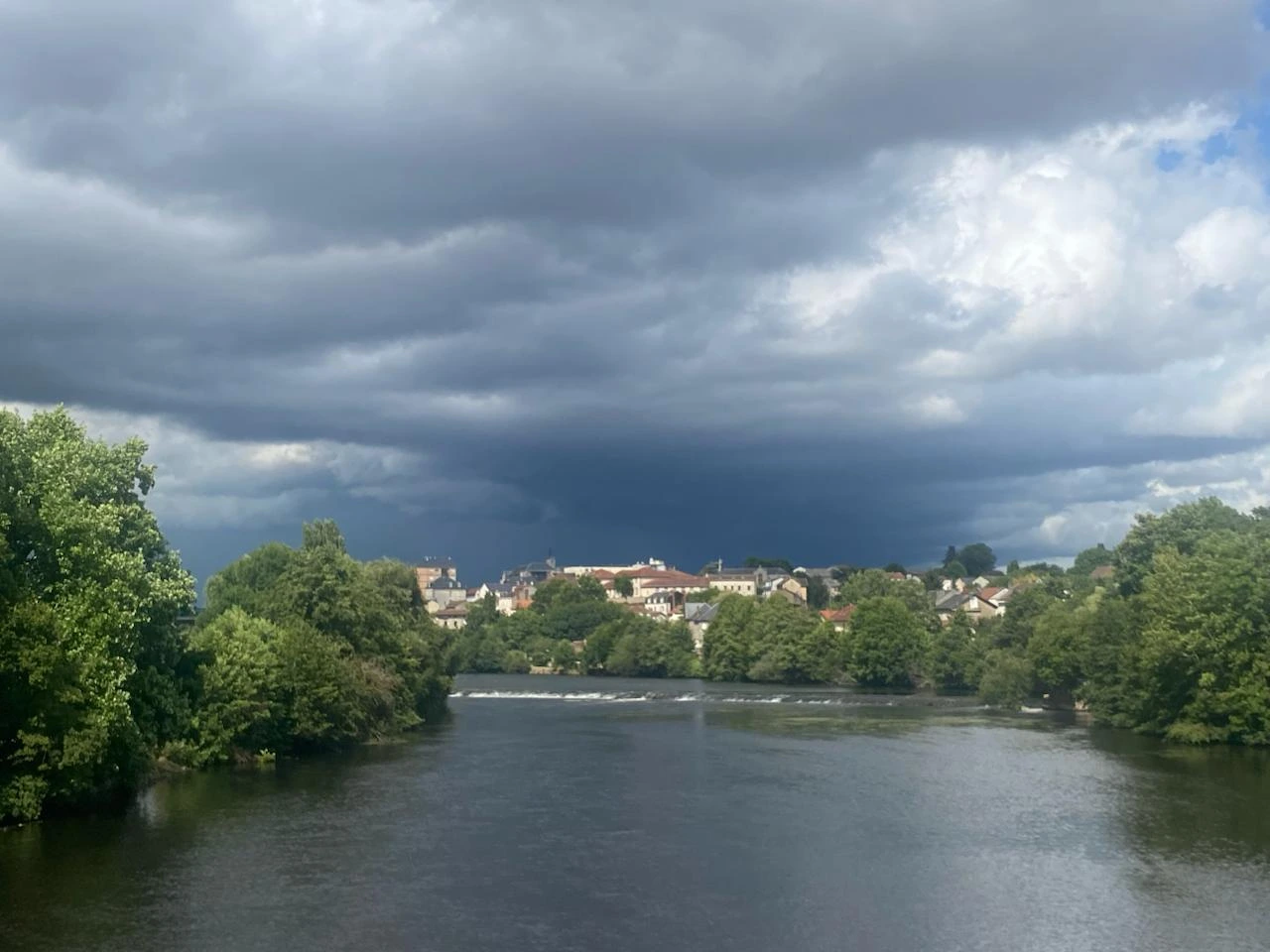 Vu de la vienne avec Limoge en arrière plan avec un ciel orageux