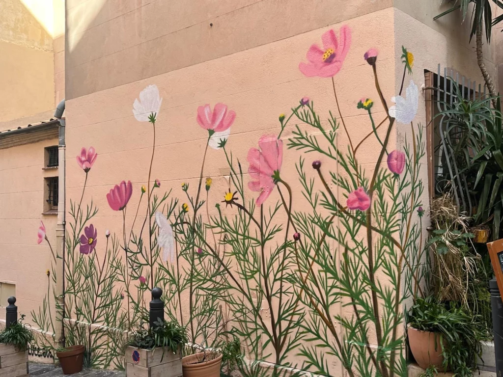 mur peint de jolie fleur rose symbolisant la liberté